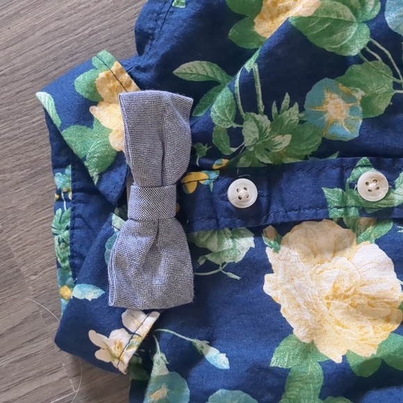 Old Navy / baby boy button up with bow tie / 0-3 months - Picture 3 of 5